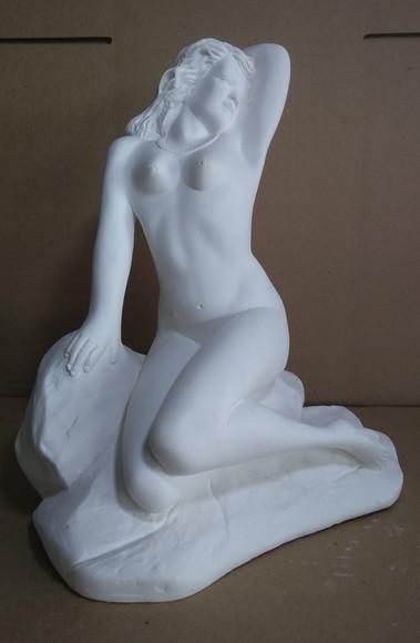 Imagem Mulher Sentada na Pedra Pomba Gira Cabocla Rainha