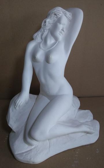Imagem Mulher Sentada na Pedra Pomba Gira Cabocla Rainha