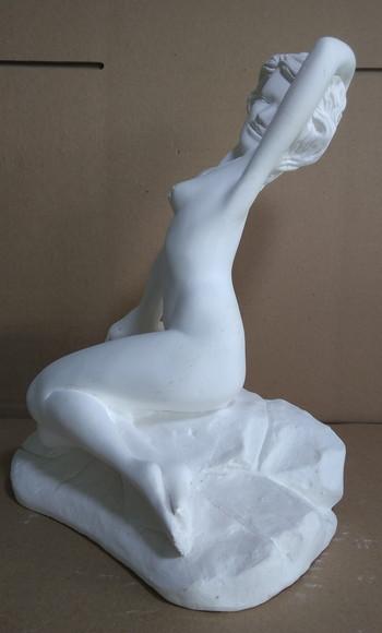 Imagem Mulher Sentada na Pedra Pomba Gira Cabocla Rainha