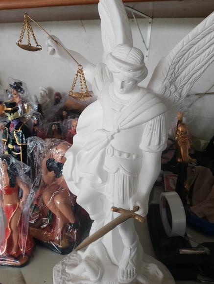 Imagem São Miguel Arcanjo 45 cm em Gesso Cru +balança Espada