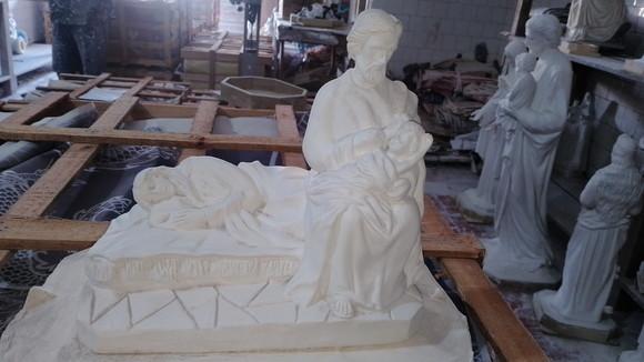Maria Descaçando Imagem Sagrada Família com Maria Deitada