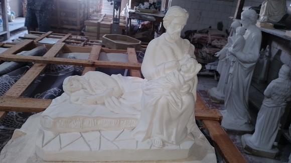 Maria Descaçando Imagem Sagrada Família com Maria Deitada