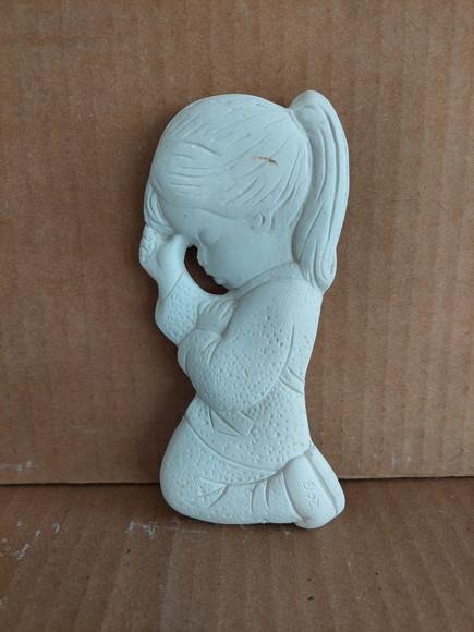 Menina Rezando ou Criança Orando de Parede em Gesso Cru
