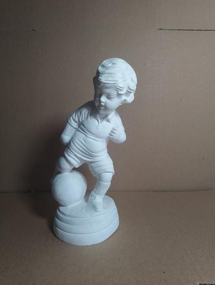 Menino Jogador Imagem Garoto Jogando Bola Escultura Gesso Cr