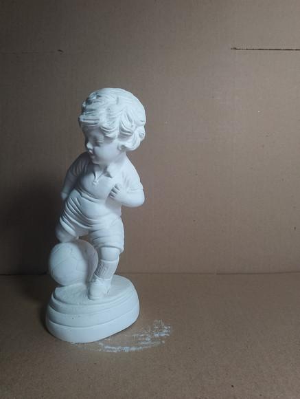 Menino Jogador Imagem Garoto Jogando Bola Escultura Gesso Cr