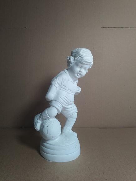 Menino Jogador Imagem Garoto Jogando Bola Escultura Gesso Cr