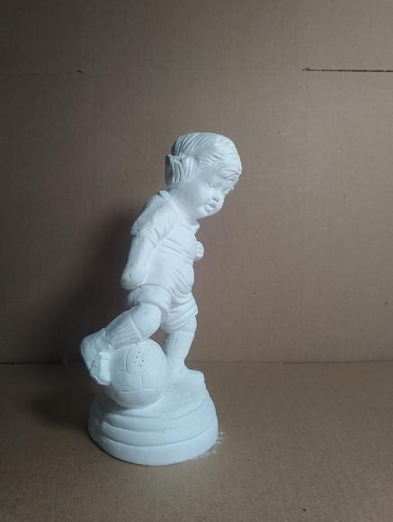 Menino Jogador Imagem Garoto Jogando Bola Escultura Gesso Cr