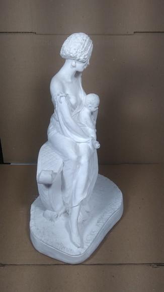 Negra do Divã Imagem Mulher c/ Criança Colo Escultura Gesso