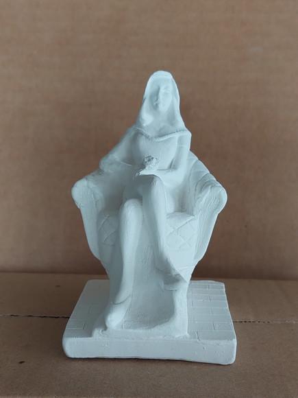 Pomba Gira Escultura Sentada em Gesso