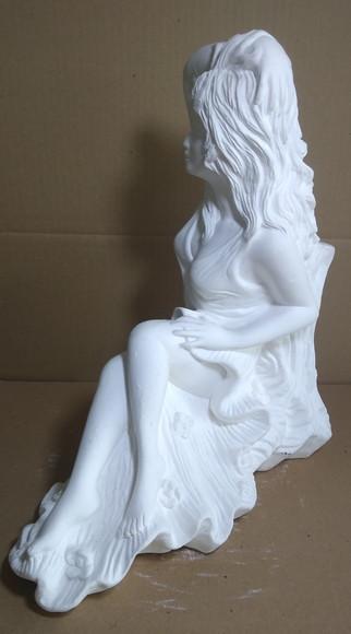 Pomba Gira Menina Sentada Imagem Mulher Deusa das Flores