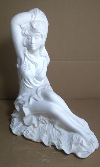 Pomba Gira Menina Sentada Imagem Mulher Deusa das Flores