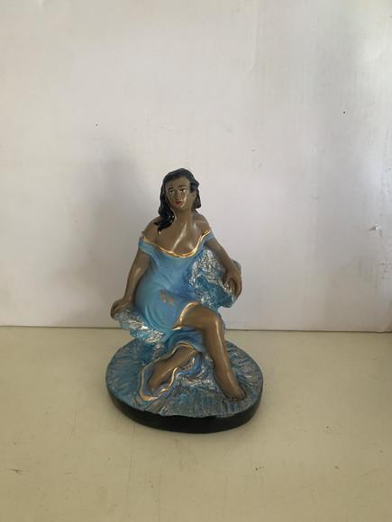 Pomba Gira Rainha da Praia Imagem Cigana Sentada nas Pedras