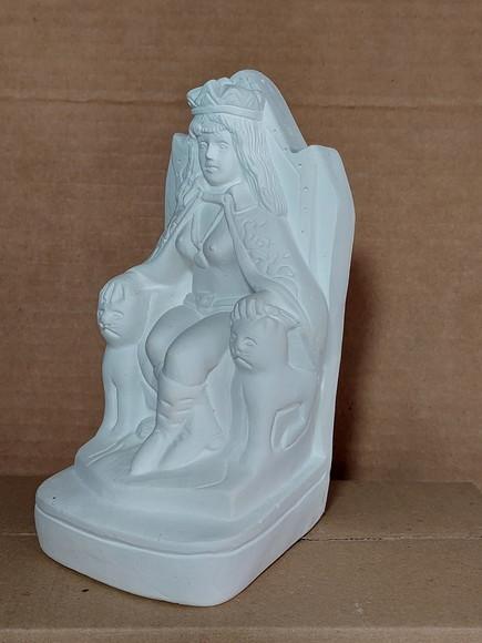 Pomba Gira Rainha no Trono Imagem em Gesso Cru