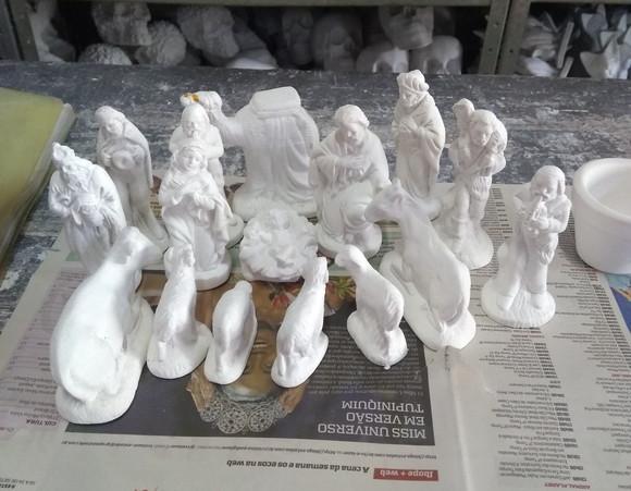 Presépio com 17 Peças Tamanho Variados de 5cm à 13 Gesso Cru