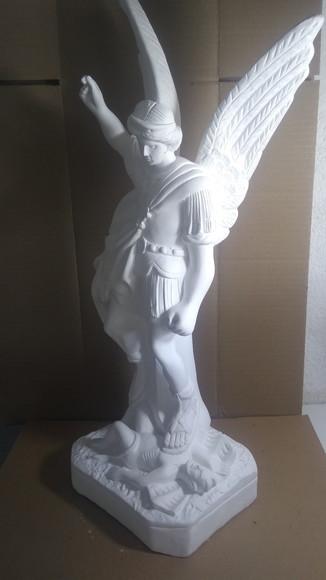 São Miguel Arcanjo Imagem do Anjo Miguel em Gesso Cru