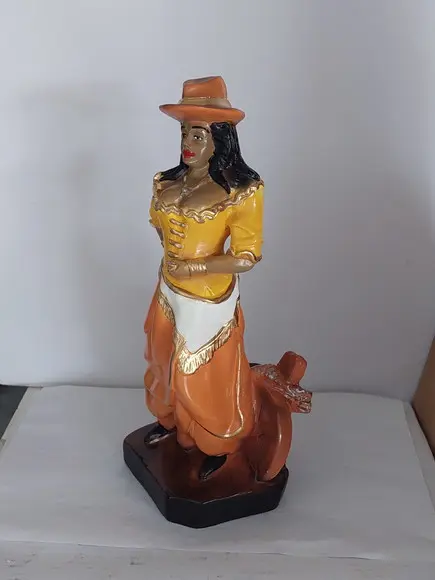 Boiadeira Imagem Baiana Boiadeira Vaqueira em Pé com Laço