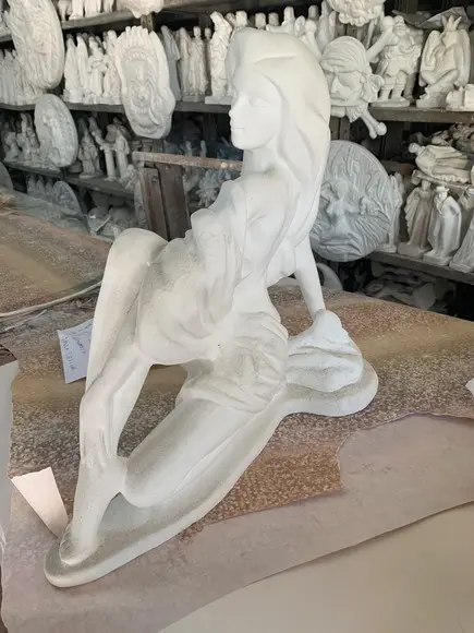 Deusa da Sedução Imagem Pomba Gira Cigana Sentada Gesso Cru