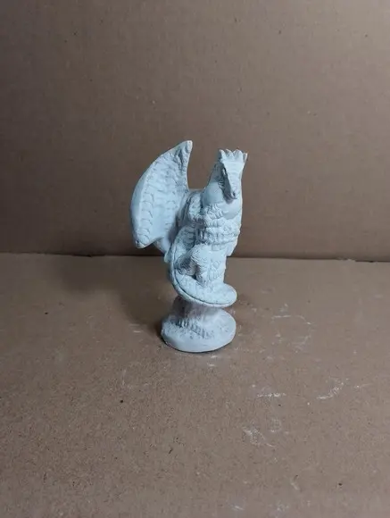 Dragão na Torre Escultura em Gesso Cru