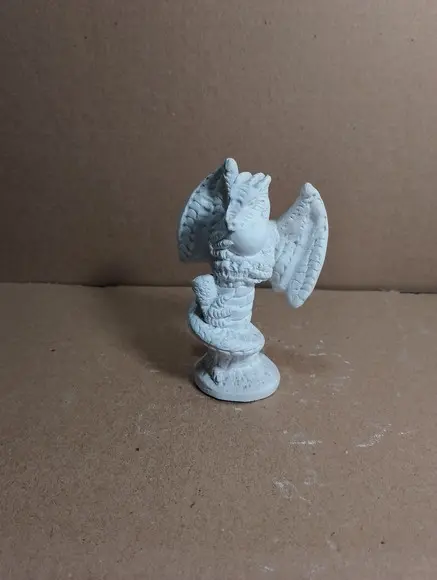 Dragão na Torre Escultura em Gesso Cru