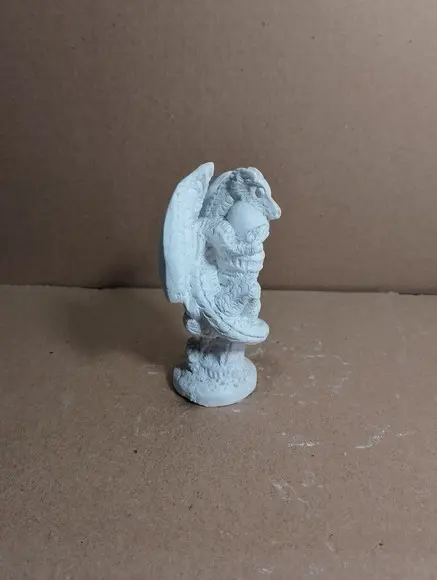 Dragão na Torre Escultura em Gesso Cru