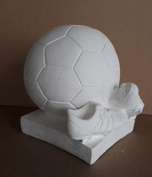 Escultura Bola com Chuteira para Pintar Cofre de Dinheiro