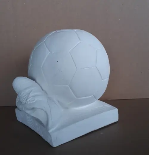 Escultura Bola com Chuteira para Pintar Cofre de Dinheiro