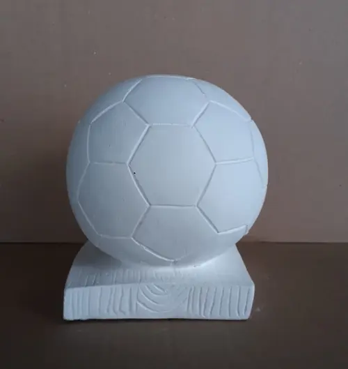 Escultura Bola com Chuteira para Pintar Cofre de Dinheiro