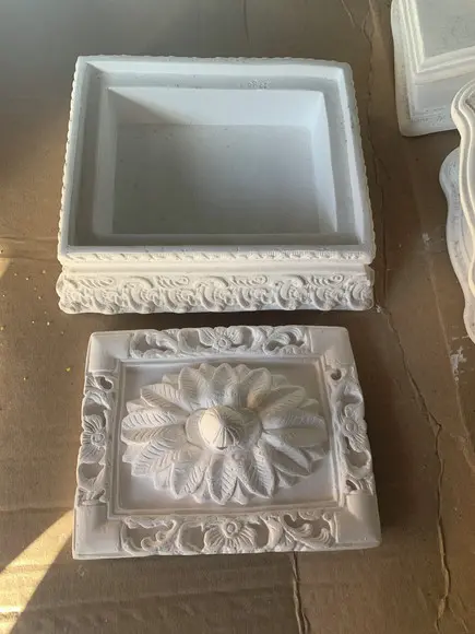 Escultura Caixa Colonial Imagem em Gesso Cru para Pintar