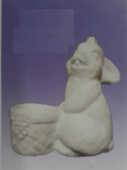 Escultura Coelho com Cesto no Chão para Pintar em Gesso Cru