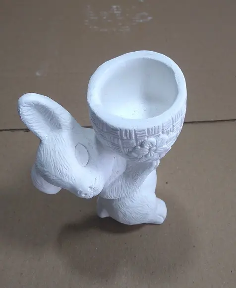 Escultura Coelho com Cesto para o Alto para Pintar