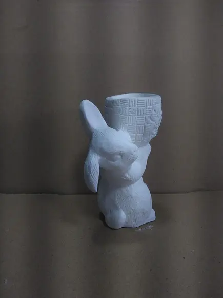 Escultura Coelho com Cesto para o Alto para Pintar