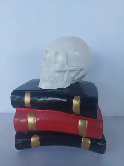 Escultura Cranio Em Cima Dos Livros Imagem