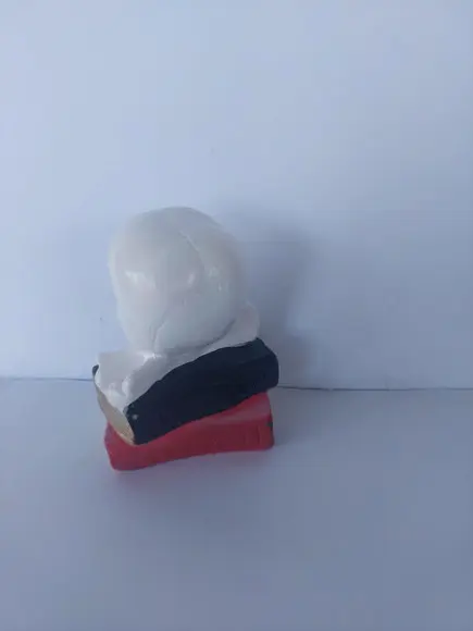 Escultura Cranio em Cima dos Livros Imagem Livro com Cranio
