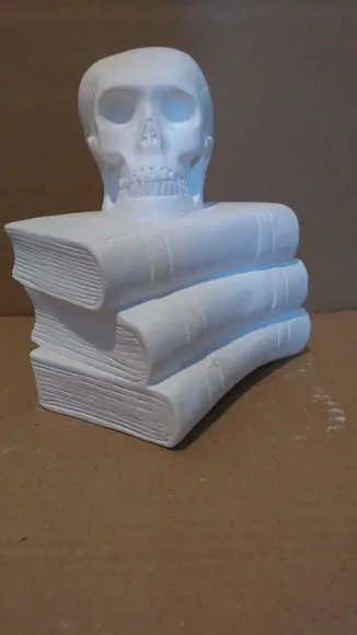 Escultura Cranio no Livro Caveira em Cima do Livro Gesso Cru