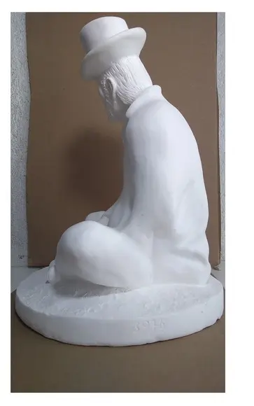 Escultura Exu Capa Preta Sentado com Cartola em Gesso Cru