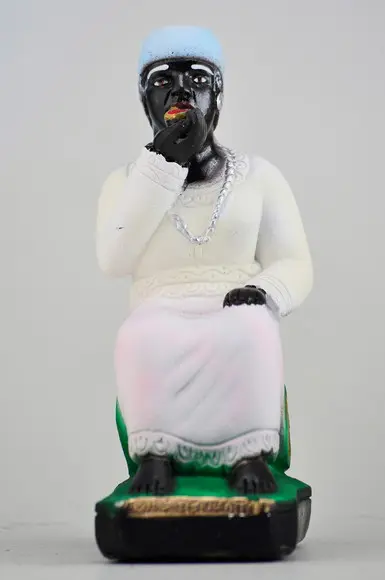 Escultura Preta Velha Mãe Benedita Imagem em Gesso Natural