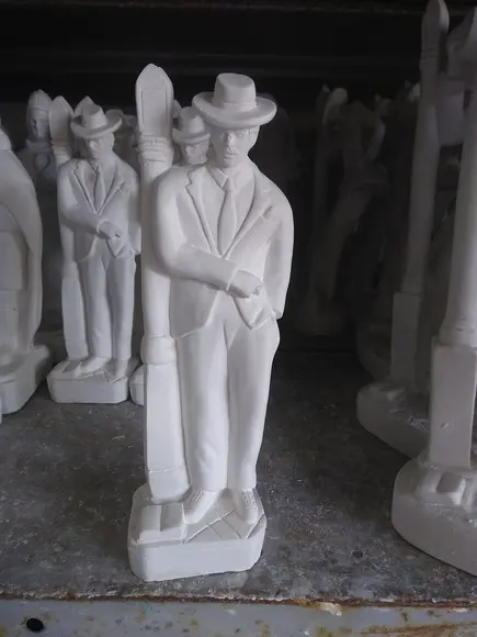 Escultura Zé Pelintra no Poste Imagem Malandro em Gesso Cru
