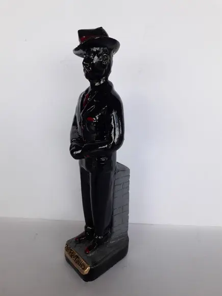 Escultura Zé Pretinho Imagem do Malandro Zé Pretinho Nova