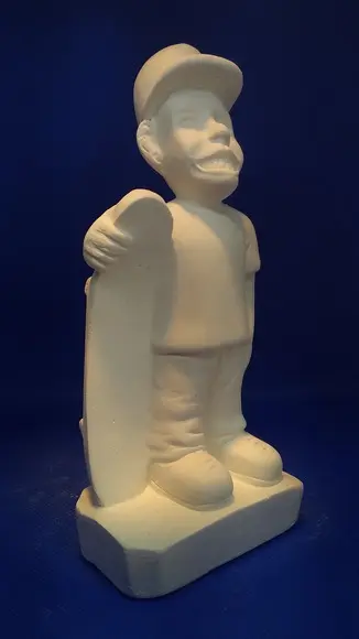 Esqueitista Imagem Menino com Skate em Gesso Cru