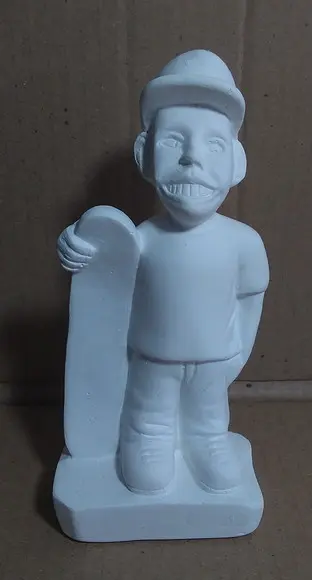Esqueitista Imagem Menino com Skate em Gesso Cru