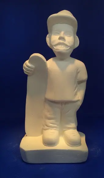 Esqueitista Imagem Menino com Skate em Gesso Cru