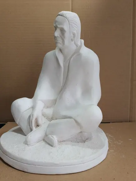 Exu Capa Preta Sentado Imagem Exu Escultura em Gesso Cru