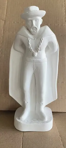 Exu Maioral Imagem Exu com Chapeu e Capa em Gesso Cru