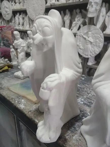 Imagem Bruxa Grande Escultura da Bruxa com Maça em Gesso Cru