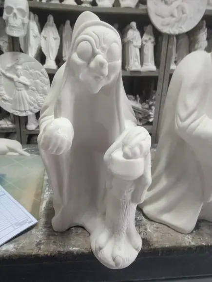 Imagem Bruxa Grande Escultura da Bruxa com Maça em Gesso Cru