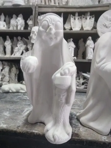 Imagem Bruxa Grande Escultura da Bruxa com Maça em Gesso Cru