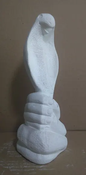 Imagem Mão Segurando Cobra Naja Escultura para Pintar 20cm