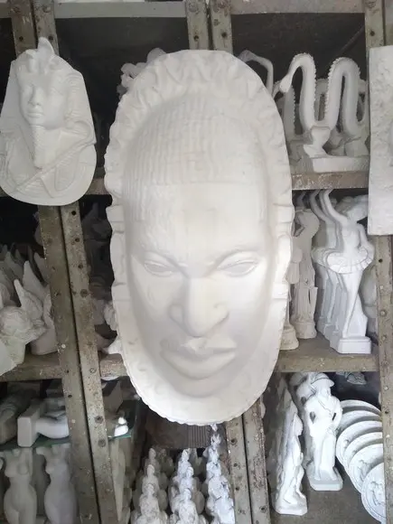 Imagem Mascara de Ogum Escultura Grande em Gesso Cru