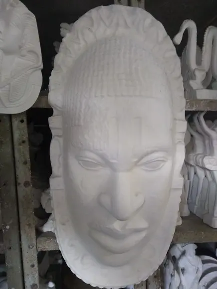 Imagem Mascara de Ogum Escultura Grande em Gesso Cru