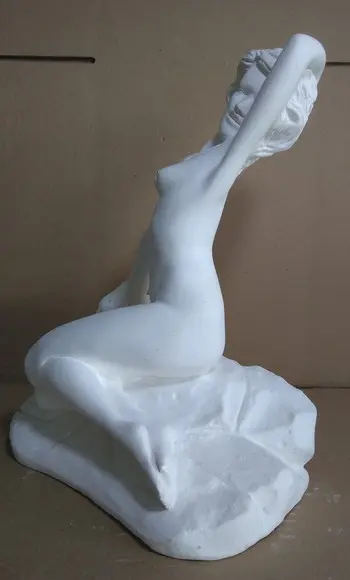 Imagem Mulher Sentada na Pedra Pomba Gira Cabocla Rainha